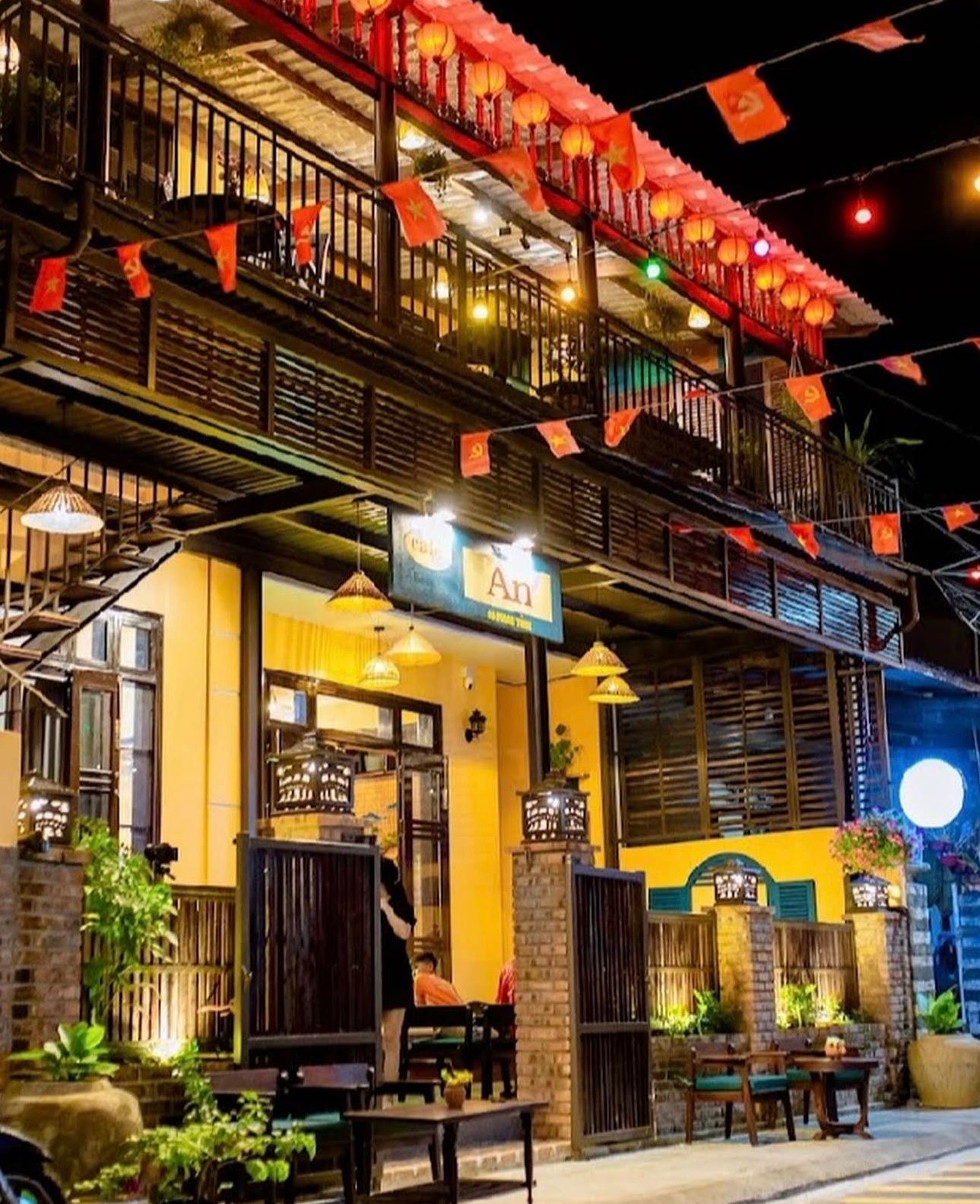 An Restaurant & Bar exterior at night with lanterns